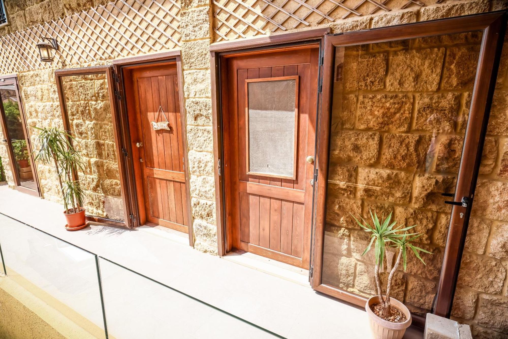Old Town Guesthouses Batroûn Екстериор снимка